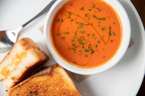 Grilled,Cheese,Sandwich,And,Tomato,Soup